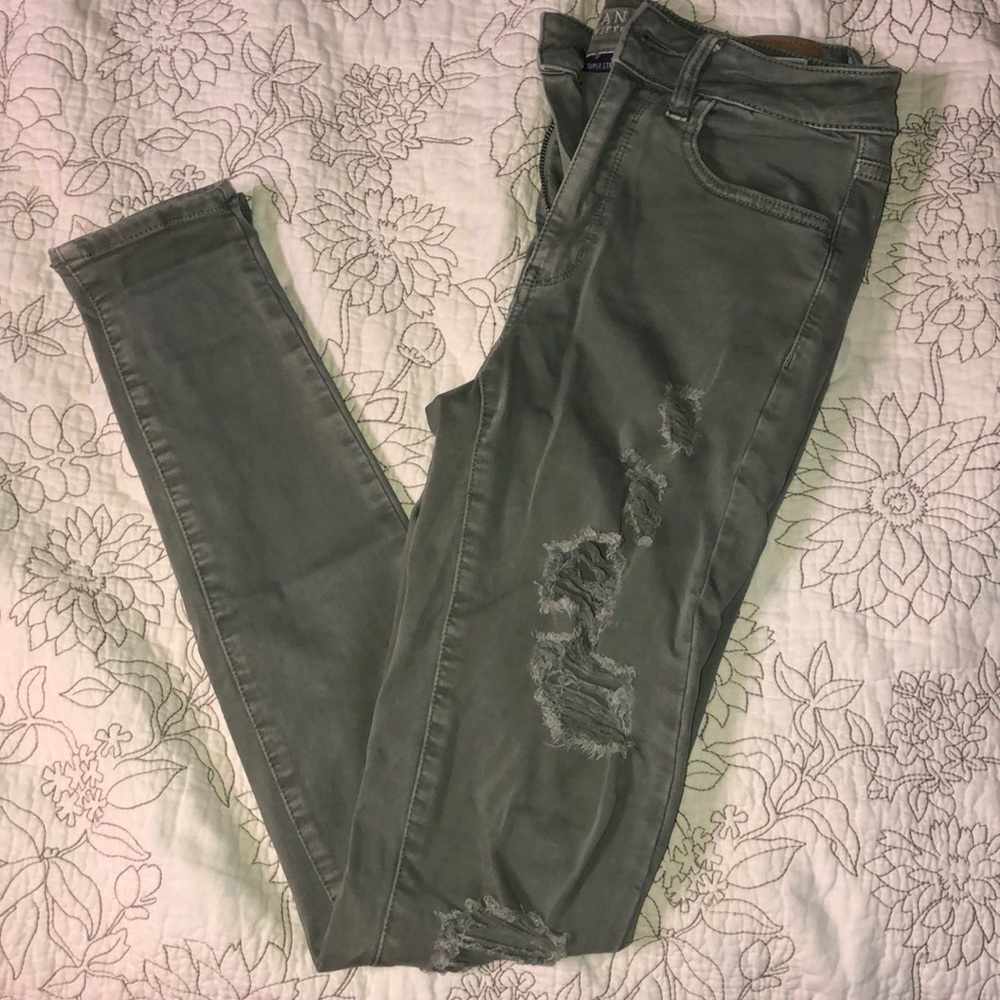 Skinny, distressed American Eagle Jeans!